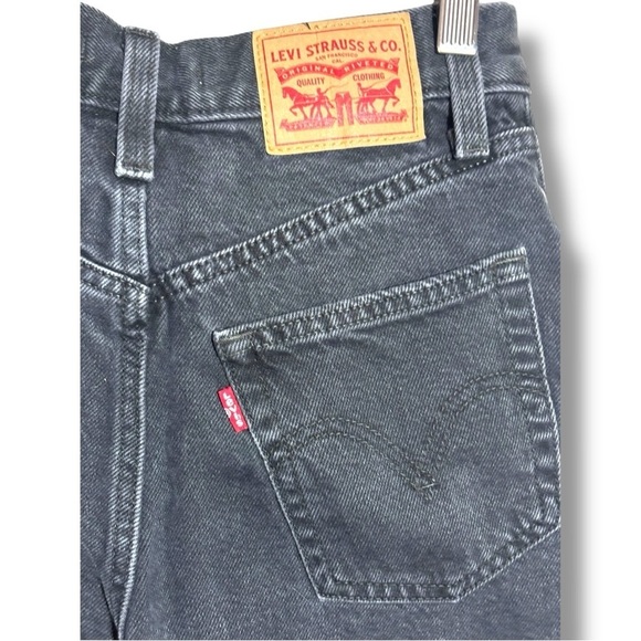 Levi's Classic High Waisted Dark Gray/Black Lightly Distressed Denim Mom Shorts - Picture 9 of 15